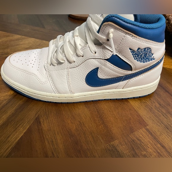 Men’s Air Jordan 1 mid SE, size 10. Only worn twice. Excellent Condition - Picture 5 of 9